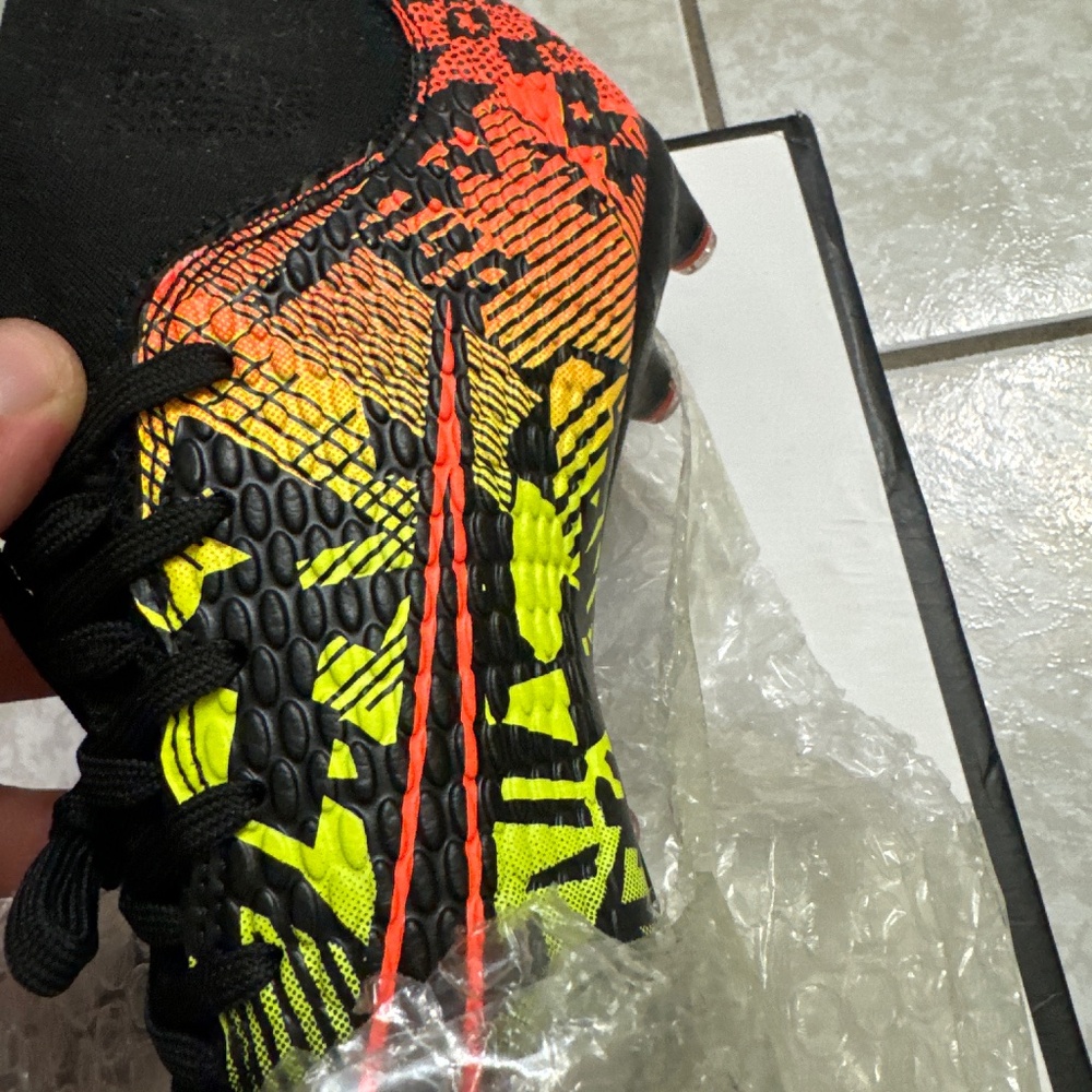 Soccer shoes new!!